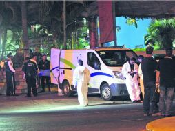 Personal forense realiza los peritajes en el establecimiento donde murieron tres personas y otra resultó herida de muerte. EL INFORMADOR /