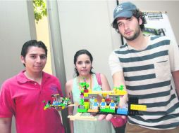 Parte del taller consistió en fabricar con piezas de plástico interconectables una propuesta de nuevo modelo de transporte público. EL INFORMADOR /