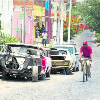Tlajomulco evade el retiro de autos abandonados en calles