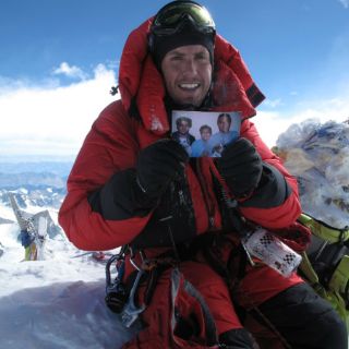 Mexicano corona el Everest por sus dos caras