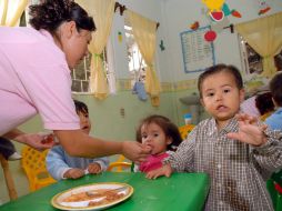 En Coahuila, los partidos políticos firman un pacto con el gobierno estatal para evitar el mal uso de apoyos a los más necesitados. ARCHIVO /