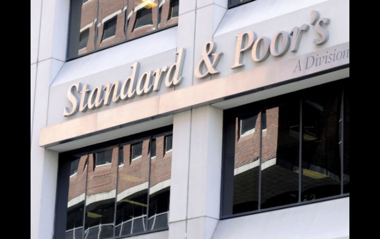 Si S&P decidiera elevar su calificación para México a BBB+, igualaría la que tienen Fitch y Moody's. ARCHIVO /