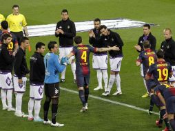 Sobre el césped se entrega el título al capitán Carles Puyol. EFE /
