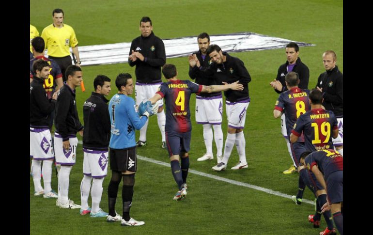 Sobre el césped se entrega el título al capitán Carles Puyol. EFE /