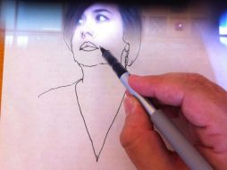 Cuando se mira a través del prisma de la NeoLucida, se ve el papel bajo el aparato con una imagen reflejada del objetivo encima de él. ESPECIAL /