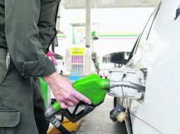 Servicio. El combustible mexicano aparece como uno de los más baratos en la comparación con otros países. EL INFORMADOR /