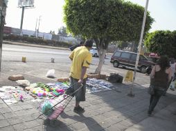 En el tramo desde el Periférico a la Arena VFG,se registraron casi 71 vendedores ambulantes en la banqueta de un lado de la carretera EL INFORMADOR /