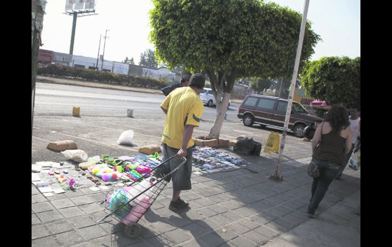 En el tramo desde el Periférico a la Arena VFG,se registraron casi 71 vendedores ambulantes en la banqueta de un lado de la carretera EL INFORMADOR /