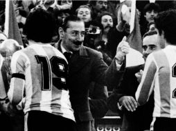 Videla, el día de la final del Mundial. Pasan a su lado el capitán de aquella selección, Daniel Passarella y Osvaldo Ardiles. AP /