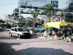 Tramo riesgoso.A ambos lados de la carretera a Chapala, entre el Periférico y la Arena VMG, se colocan decenas de vendedores ambulantes EL INFORMADOR /