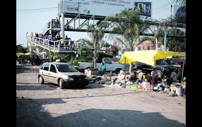 Tramo riesgoso.A ambos lados de la carretera a Chapala, entre el Periférico y la Arena VMG, se colocan decenas de vendedores ambulantes EL INFORMADOR /