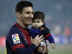 ''La Pulga'' recién celebró el título 22 del Barsa, aquí en la imagen con su hijo Thiago. EFE /