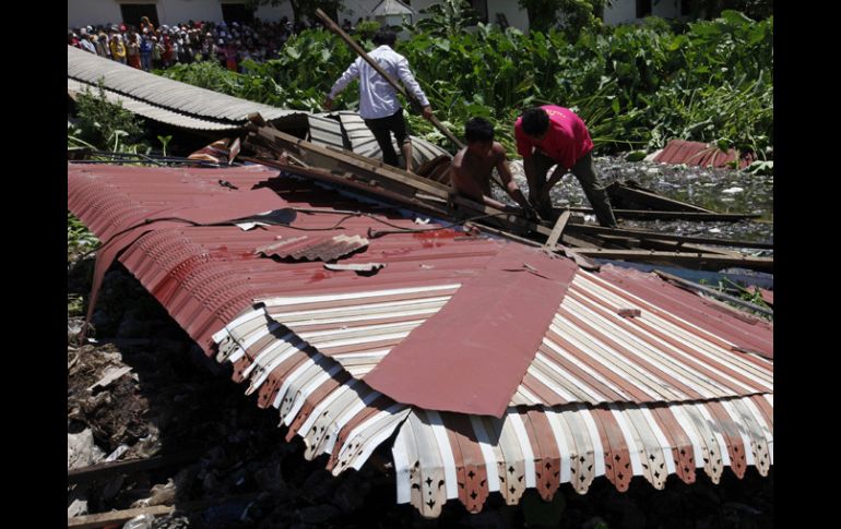 Miembros de los servicios de rescate buscan a los desaparecidos en el derrumbe. EFE /