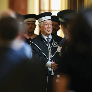 Vargas Llosa recibe el ''Doctor Honoris Causa'' en Rumania