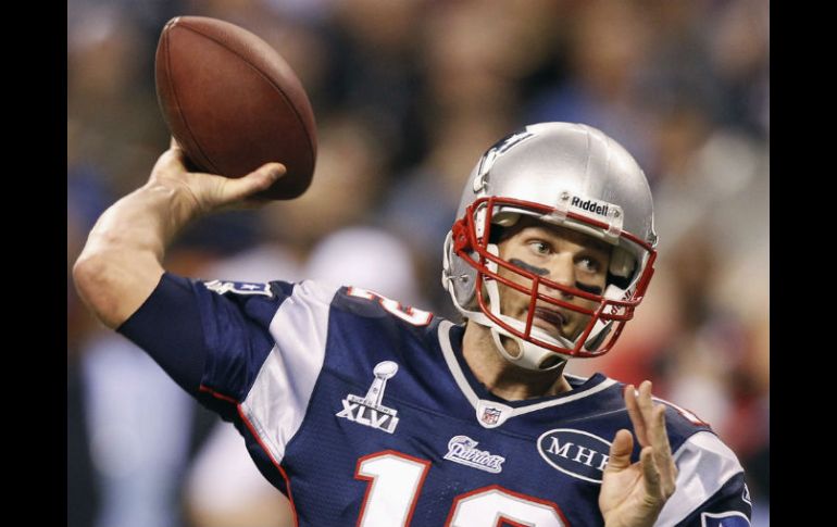 Tom Brady de 35 años asegura que nunca se había sentido tan confiado en la manera en la que lanza el balón. ARCHIVO /