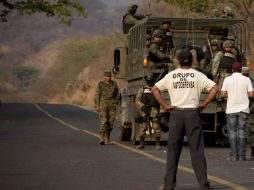 Militares buscan convencer a elementos de autodefensa de cesar actividades en Tepalcatepec. SUN /