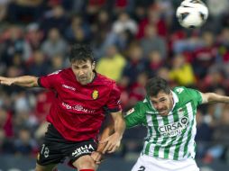 El delantero del Mallorca, Víctor Casadesús (i), salta por el balón con Javier Chica, defensa del Real Betis, durante el partido. EFE /