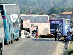 Los normalistas tenían en su poder camiones repartidores, autobuses de transporte y unidades oficiales. ARCHIVO /