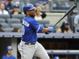 Edwin Encarnación conecta un doble con la casa llena en la séptima entrada. ARCHIVO /