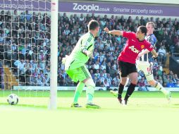 ''Chicharito'' vence al arquero del West Bromwich para anotar el quinto gol del United el domingo, que fue el número 50 con el equipo. AP /
