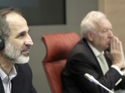 El ministro español de Asuntos Exteriores, José Manuel García Margallo (d), junto a Moaz Jatib (i) de la rebelión siria. EFE /