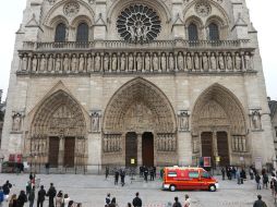 Personas permanecen afuera de Notre Dame, despues del desalojo del inmueble. AFP /