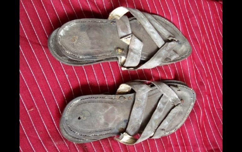 Las sandalias del líder pacifista alcanzaron una alta cotización en la subasta en Londres. EFE /
