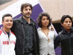 El director hispano-mexicano Diego Quemada-Díez (2i), acompañado por jóvenes intérpretes de la película. ARCHIVO /