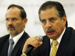 Ortega (d) señala que sería una falta de respeto que el PRD se metiera en los asuntos internos del PAN. ARCHIVO /