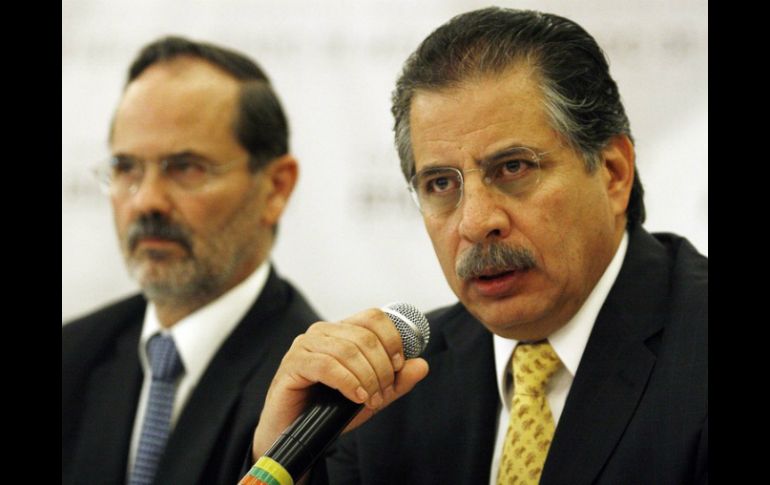 Ortega (d) señala que sería una falta de respeto que el PRD se metiera en los asuntos internos del PAN. ARCHIVO /