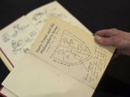 Edición de ''Harry Potter y la piedra filosofal'', con mil 100 palabras y 22 ilustraciones plasmadas por Rowling. AFP /