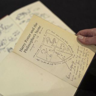 Subastan edición de Harry Potter anotada por Rowling