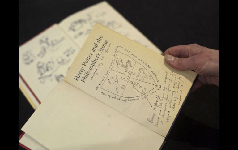 Edición de ''Harry Potter y la piedra filosofal'', con mil 100 palabras y 22 ilustraciones plasmadas por Rowling. AFP /