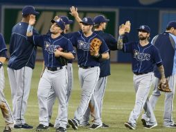 Kelly Johnson y Desmond Jennings pegan sendos jonrones para su equipo. AFP /