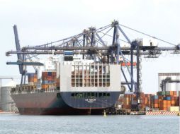 La industria pide que se agilice el desplazamiento de la producción en los puertos. EE  /