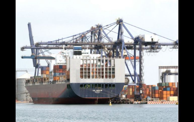 La industria pide que se agilice el desplazamiento de la producción en los puertos. EE  /