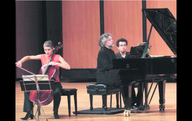 Anne Gastinel, con el violonchelo, y Francois Frédéric, con el piano, maravillaron al público en el Teatro Degollado. EL INFORMADOR /