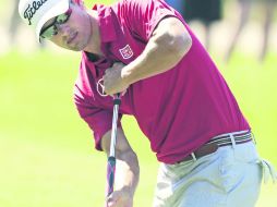 Adam Scott realiza un ''putt'' apoyando el palo en su cuerpo. A partir de 2016 tendrá prohibido realizar esta práctica. AP /