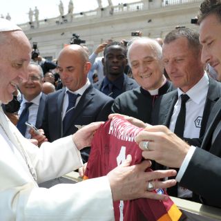 El Papa recibe playeras de Roma y Lazio