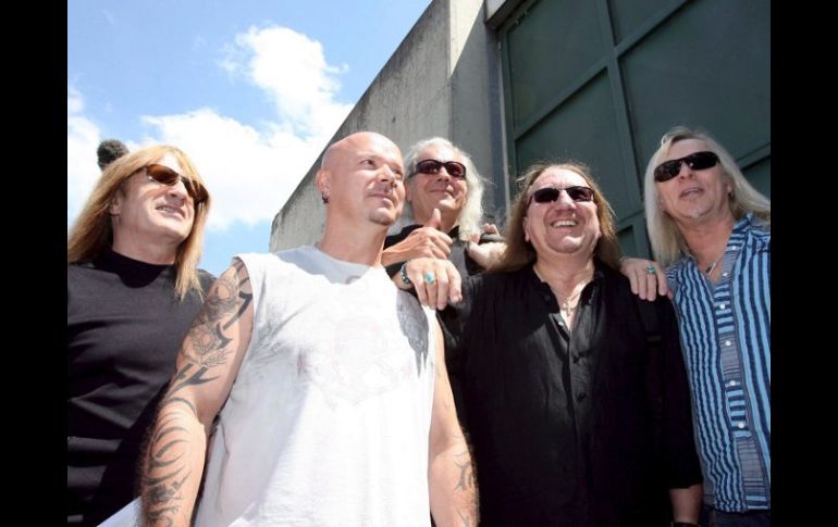 Trevor Bolder, Rusell Gilbrook, Phil Lanzon, Mike Box y Bernie Shaw de Uriah Heep frente a la prisión de Rottenburg. EFE /