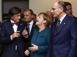 Los asistentes a la cumbre se relajan y conversan antes de iniciar sus actividades. EFE /