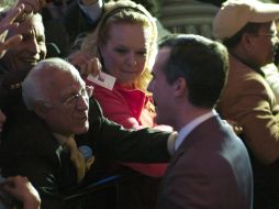 Eric Garcetti (d), habla con algunos de sus votantes durante el recuento de votos de su candidatura a la alcaldía. EFE /