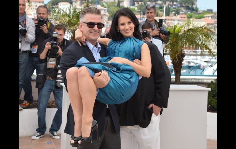 Alec Baldwin levanta en brazos a su esposa Hilaria Thomas, quien se encuentra embarazada. AFP /