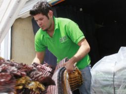 El Sistema DIF Jalisco entrega cobijas a los afectados por las explosiones. ESPECIAL /