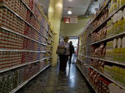 El Gobierno ha declarado la guerra al desabastecimiento de productos y lo afronta con importaciones estatales. EFE /