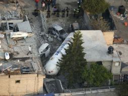 El chofer de la pipa indica que perdió el segundo remolque debido a que una combi se le atravesó. ARCHIVO /