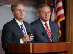 Los senadores Lindsey Graham y Robert Menéndez presentan la resolución que reconoce la amenaza que Irán representaría a Occidente. AFP /