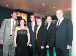 De gala. Pedro Martínez, Rebeca Ornelas de Martínez, Enrique Ramos Flores, Fernando Quirarte, Fernando Quirarte y José Palomar.  /