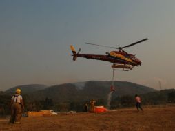 Siete helicópteros y dos avionetas especiales ayudan a combatir el incendio.  /