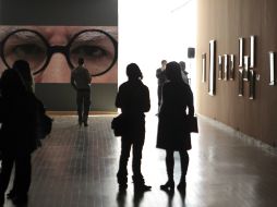 Visitantes observan la exposición ''Botero, dibujos en tela y en papel''. EFE /